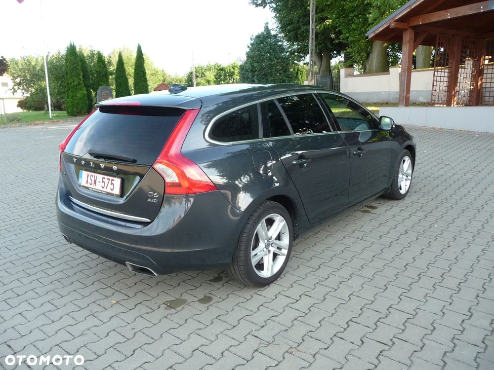 Volvo V60 D6 AWD Plug-in Hybrid Momentum - 4