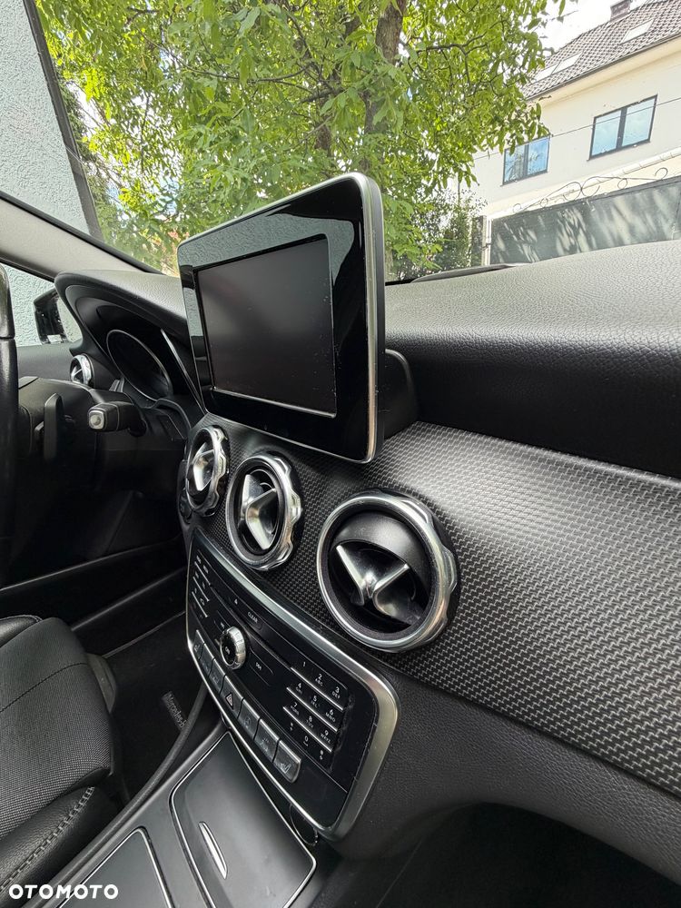 Mercedes-Benz GLA 180 7G-DCT - 2