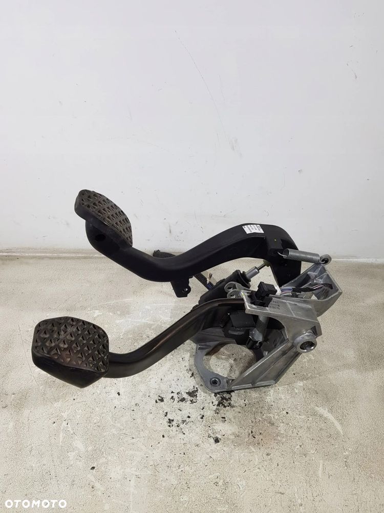 PEDAŁ SPRZĘGŁA HAMULCA 6778977 BMW E87 E90 E91 LCI EUR 2.0B - 3
