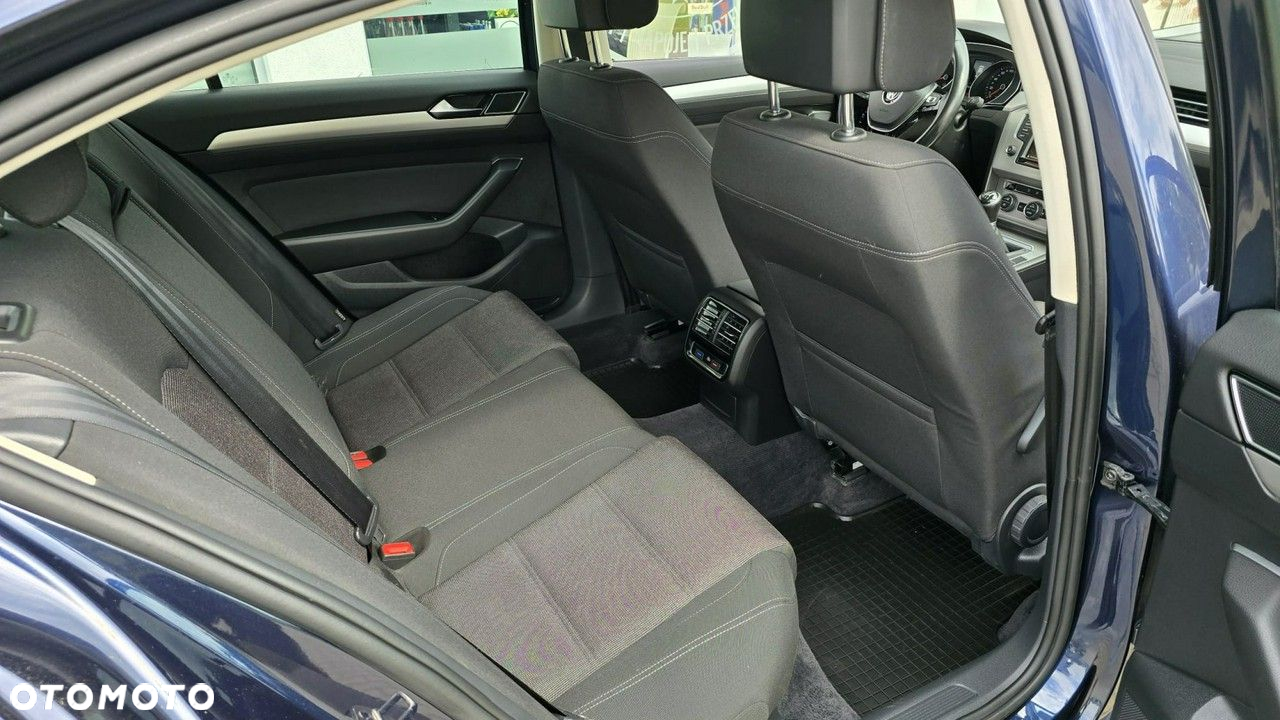 Volkswagen Passat - 16