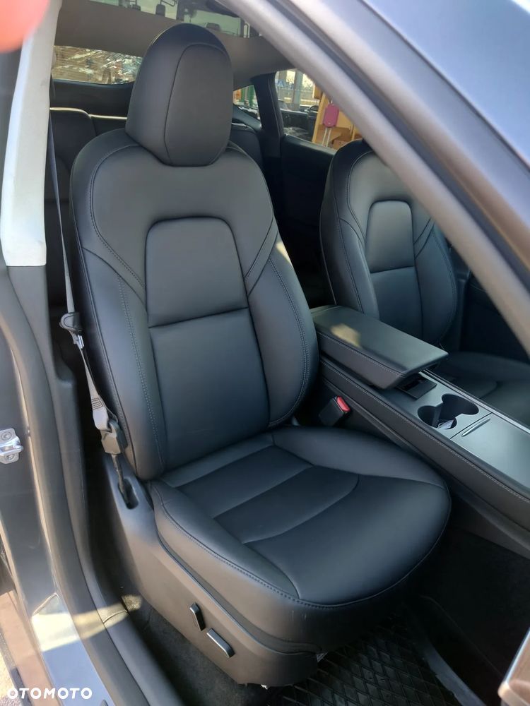 Tesla Model Y Long Range Dual Motor AWD - 12