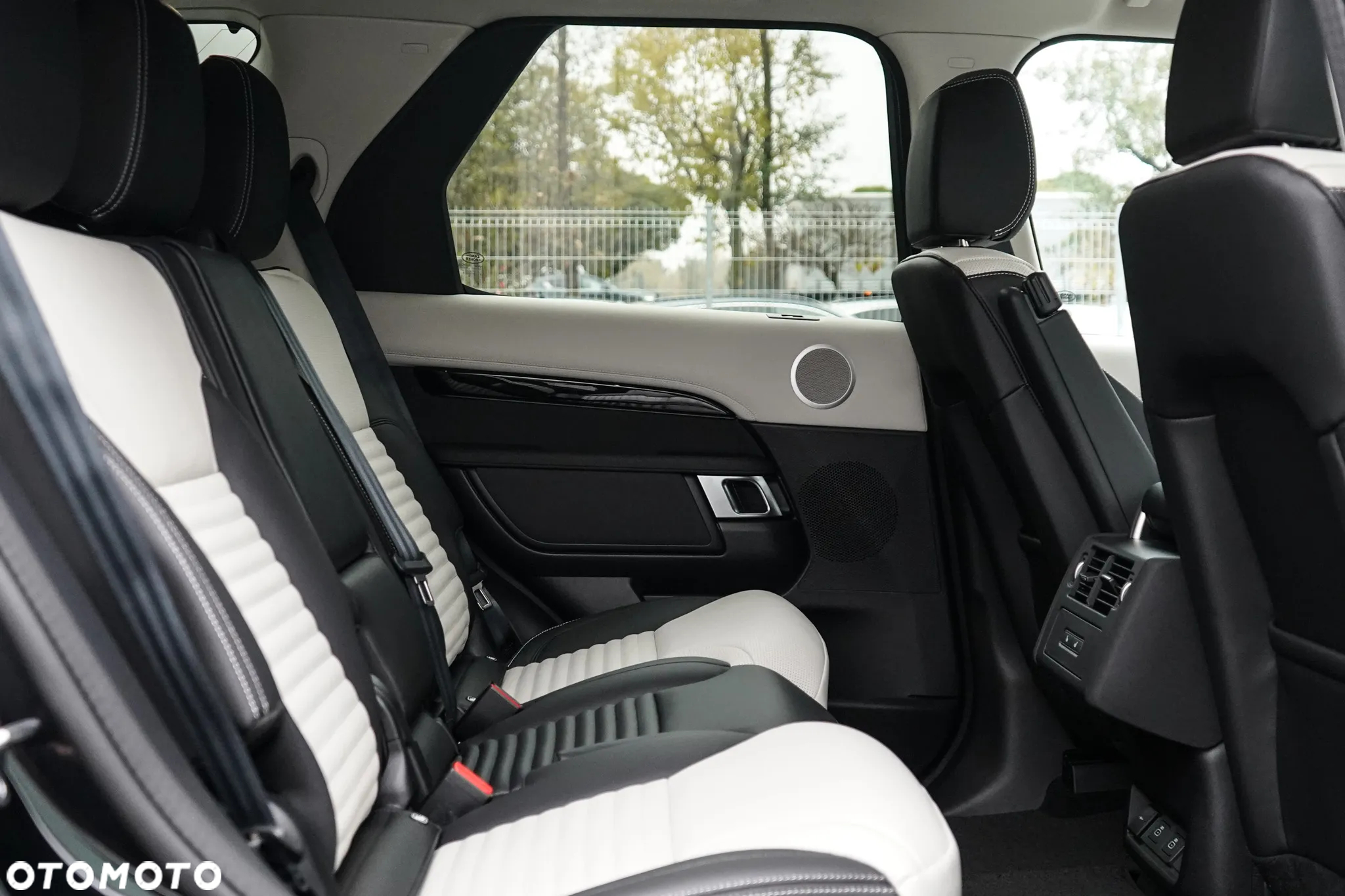 Land Rover Discovery D250 S - 23