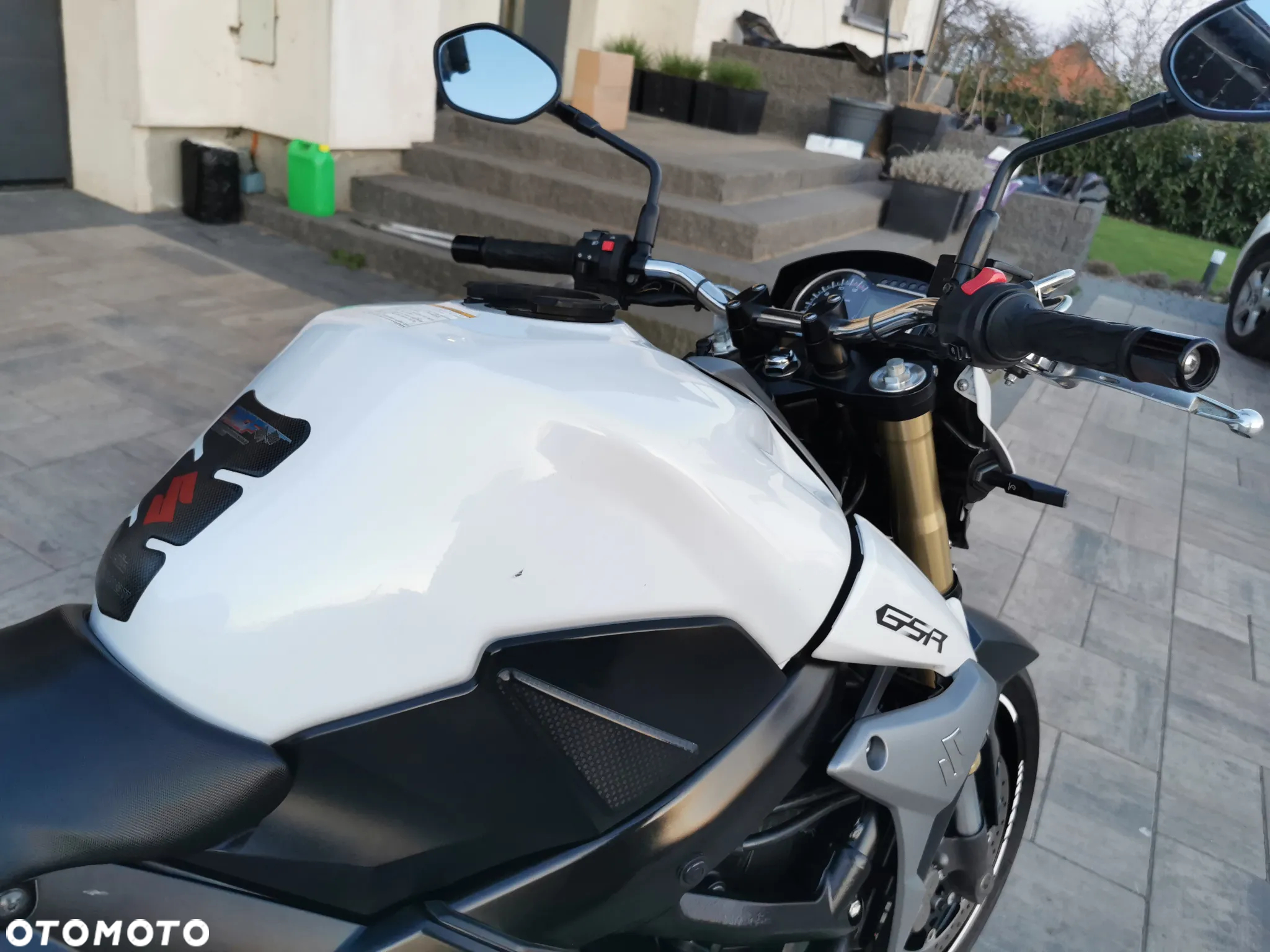 Suzuki GSR - 22