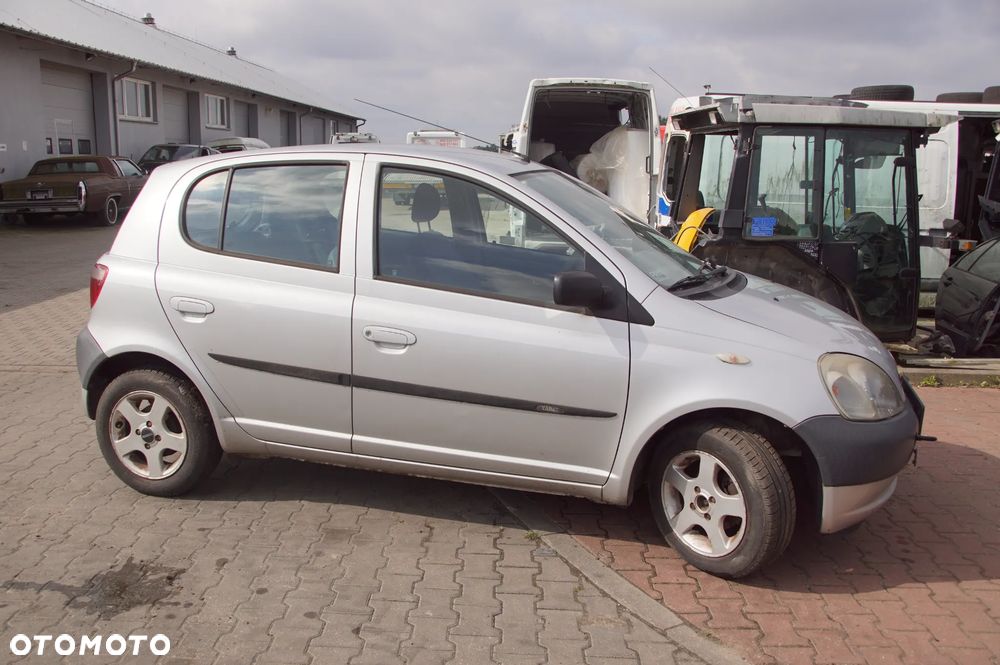 Auto na części - Toyota Yaris I 5D HB 1.0 VVTi 68 KM 1SZ-FE MTM 199 2001R Silnik Skrzynia Zderzak Maska Klapa Drzwi Szyba Klamka Deska Kokpit Sterownik Moduł Wyświetlacz - 2