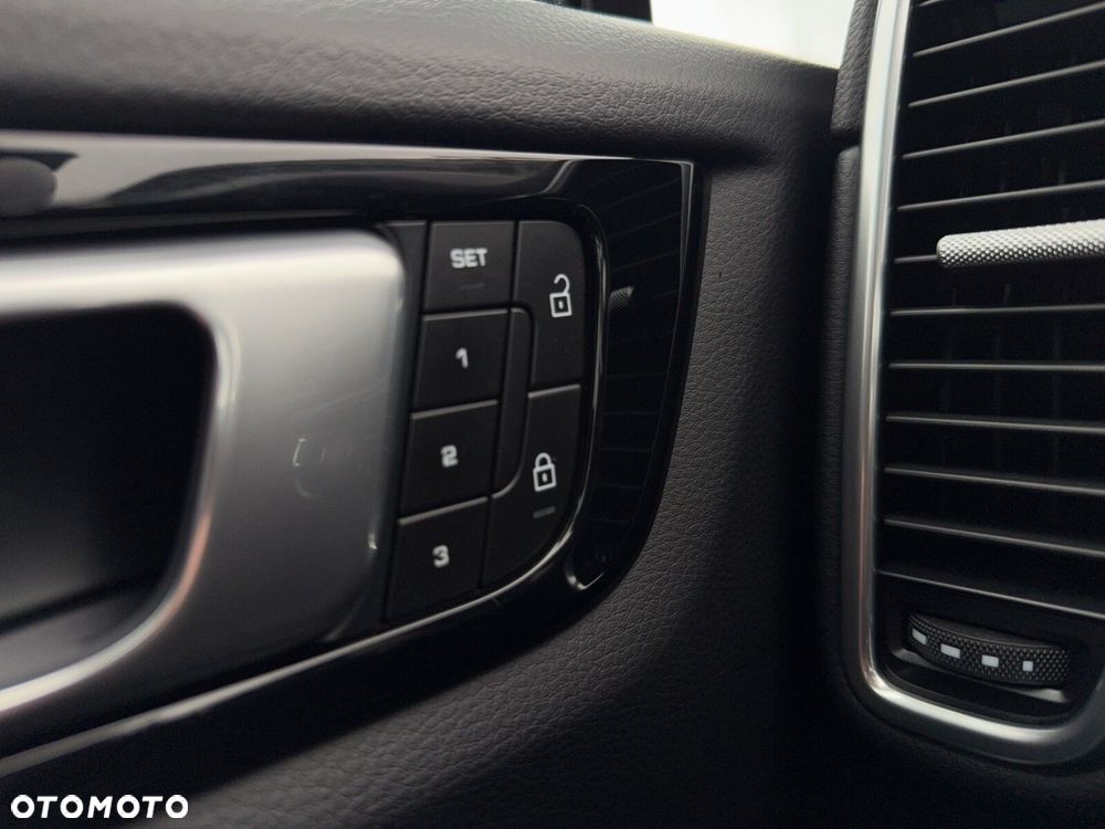 Porsche Cayenne - 34