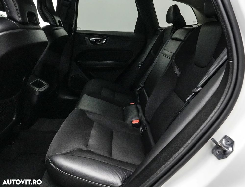 Volvo XC 60 B4 MHEV AT8 AWD Momentum Pro - 16