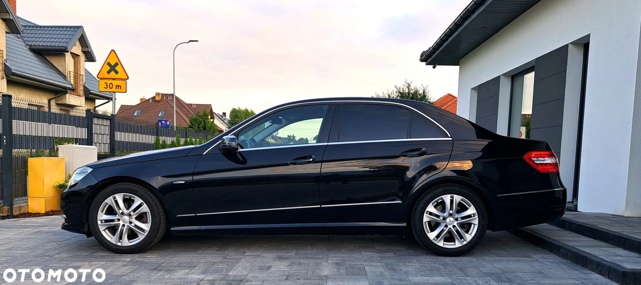 Mercedes-Benz Klasa E 200 CGI BlueEffICIENCY Avantgarde - 5