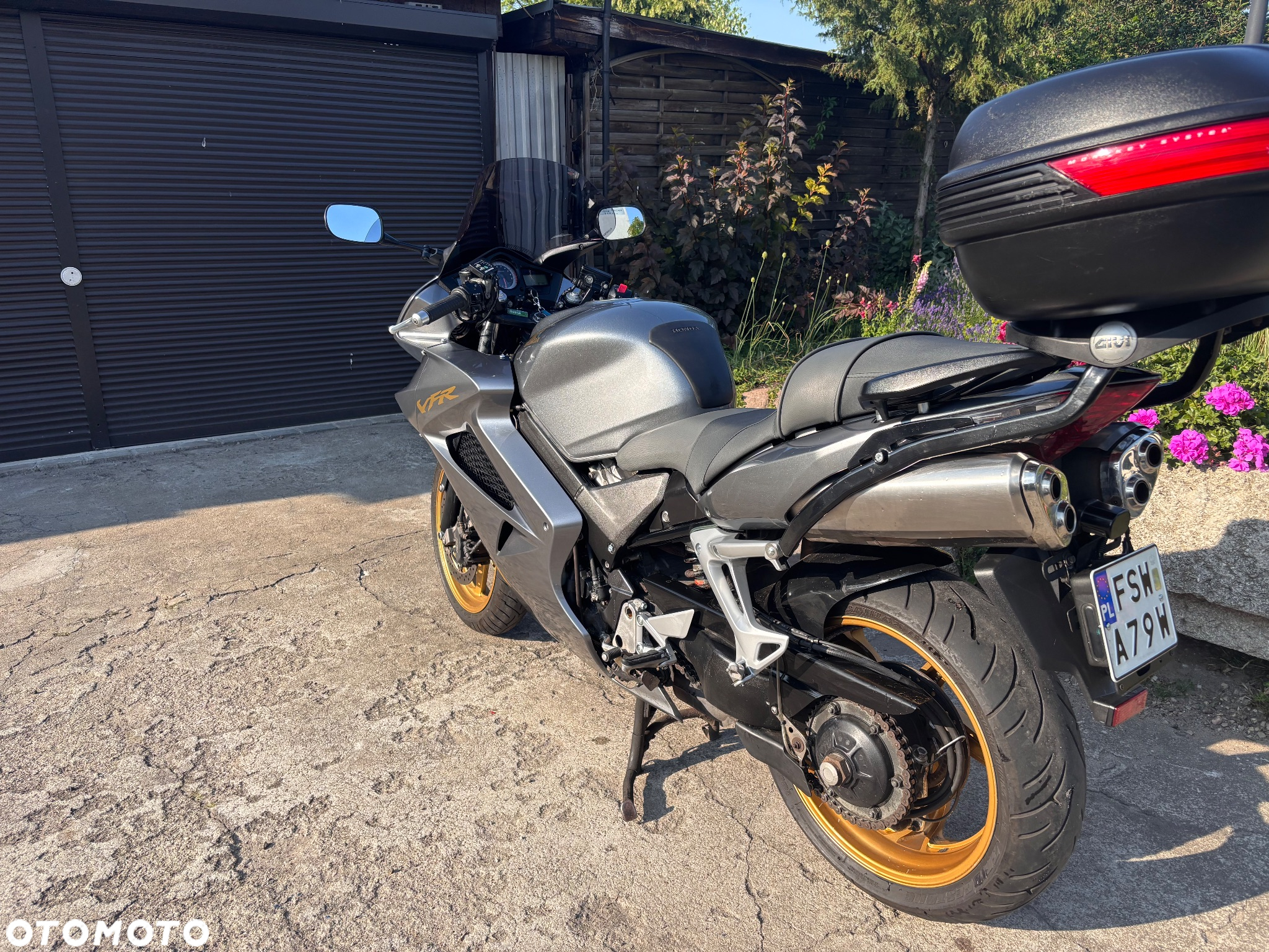 Honda VFR - 12