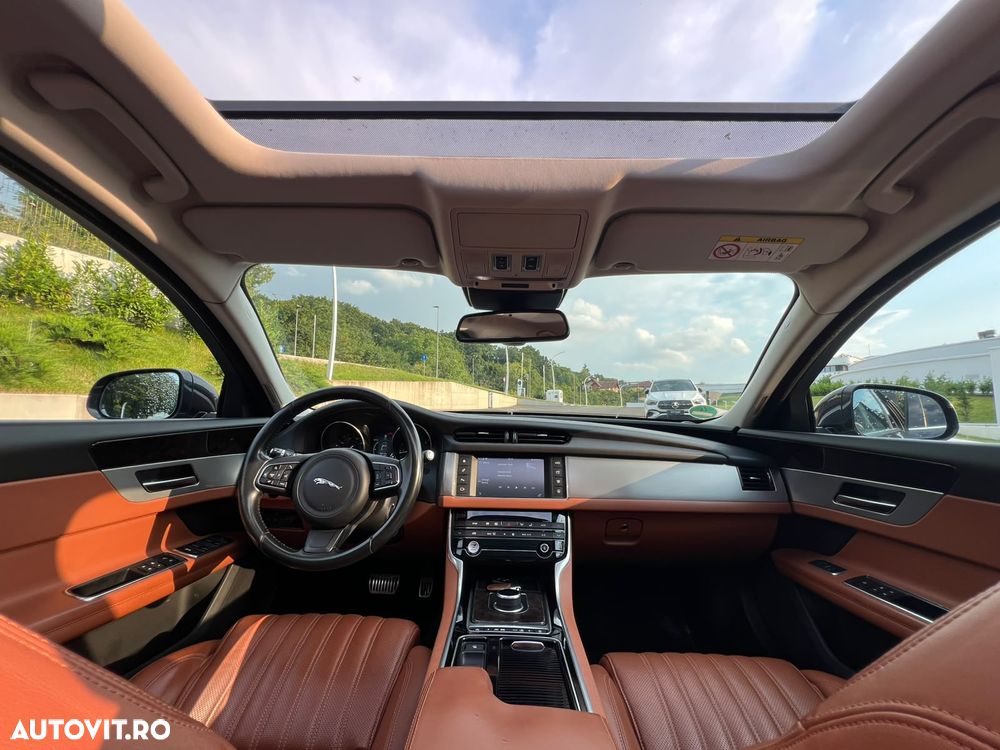 Jaguar XF 20d AWD Portfolio - 19