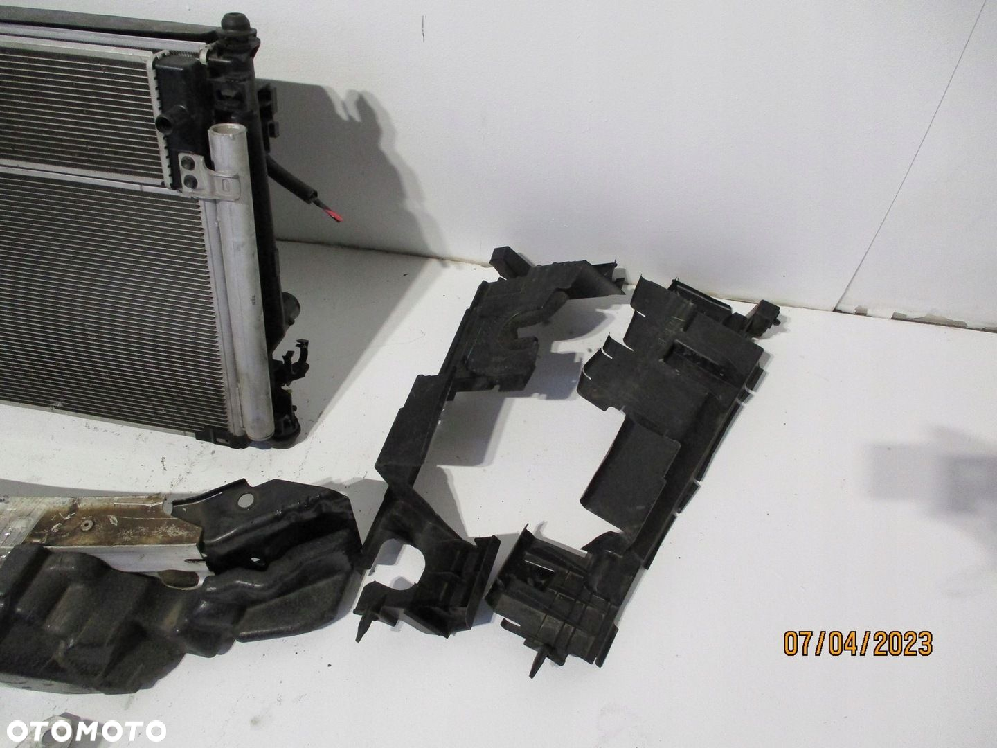 Pas przedni chłodnice TOYOTA RAV4 V 21r 2,5 HYB - 4