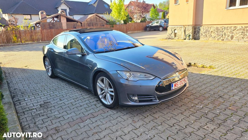 Tesla Model S - 5
