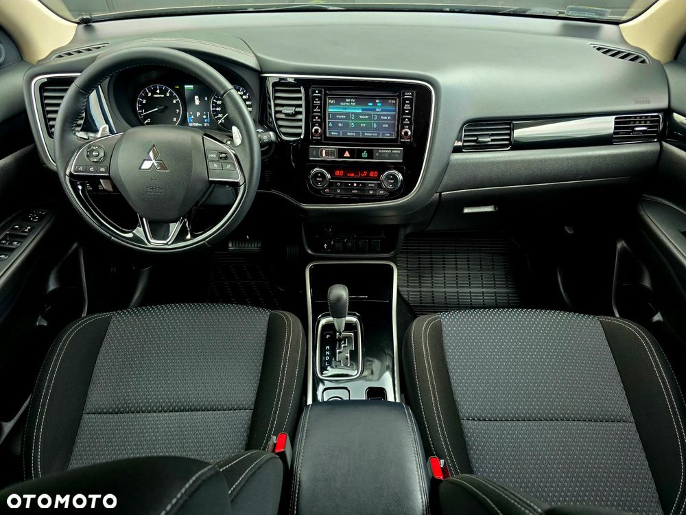 Mitsubishi Outlander 2.0 Instyle + 4WD CVT - 19