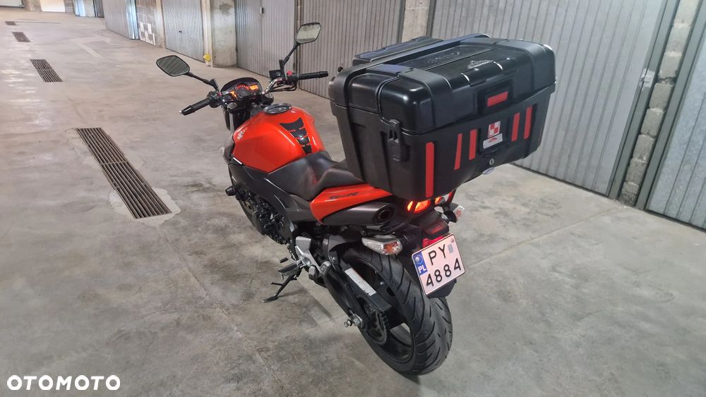 Suzuki GSR - 14