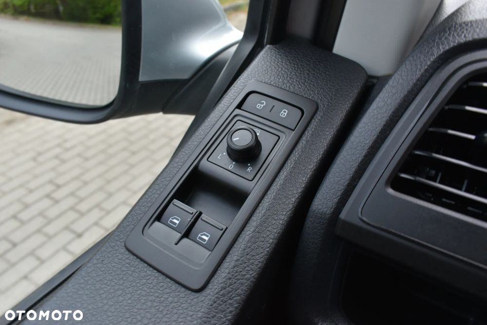 Volkswagen Caravelle 2.0 TDI L2 Comfortline DSG - 24