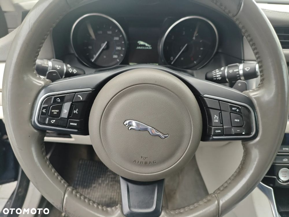 Jaguar XF 20d Prestige - 11