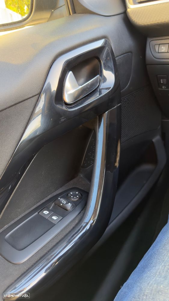 Peugeot 208 1.2 PureTech Signature - 8