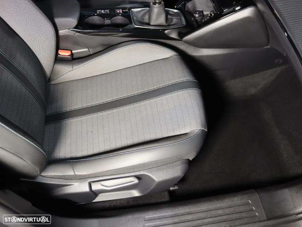 Peugeot 2008 1.2 PureTech Allure Pack - 17