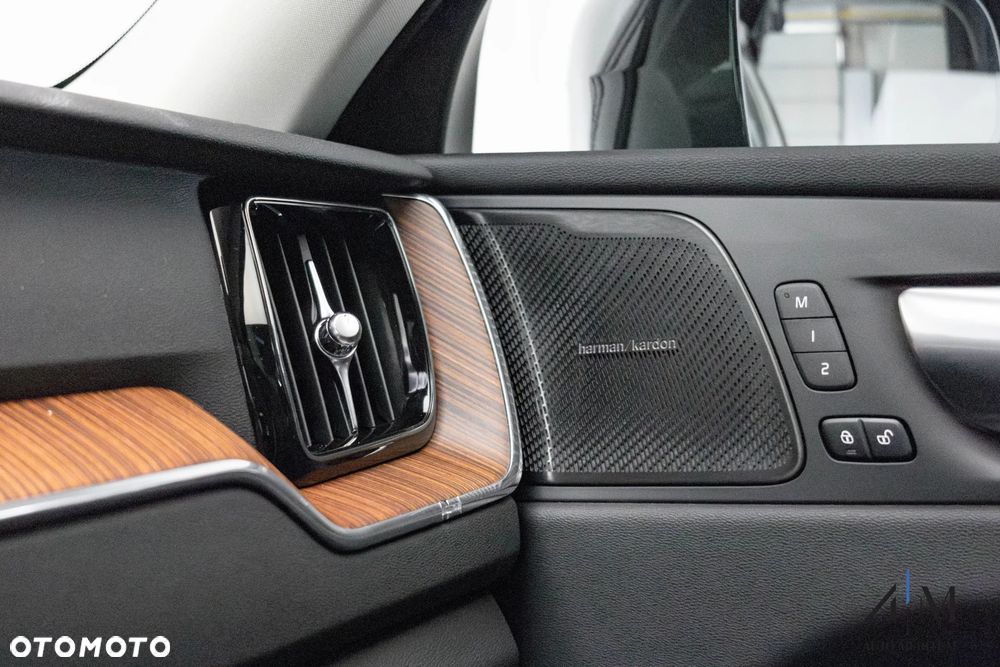 Volvo XC 60 B4 D AWD Ultimate Dark - 24