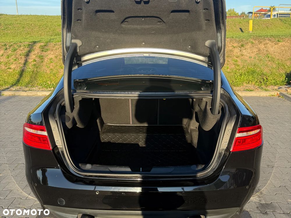 Jaguar XE 2.0 T Portfolio - 27