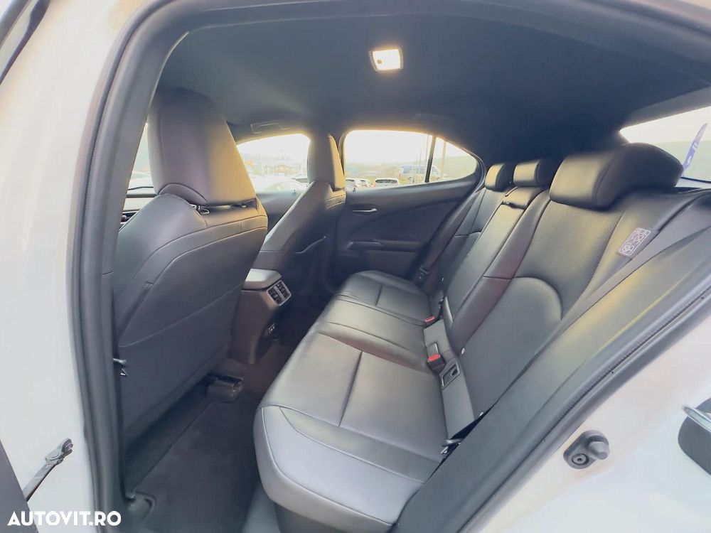 Lexus UX 250h FWD Executive - 17