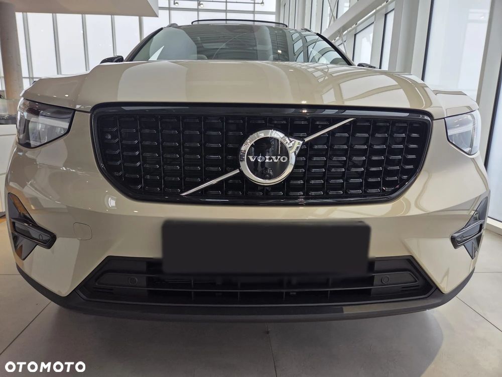 Volvo XC 40 B4 Plus Black Edition - 11