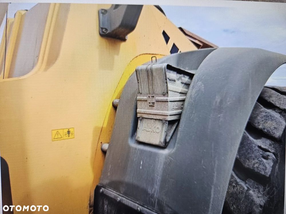 Liebherr L 586 2012 - 17