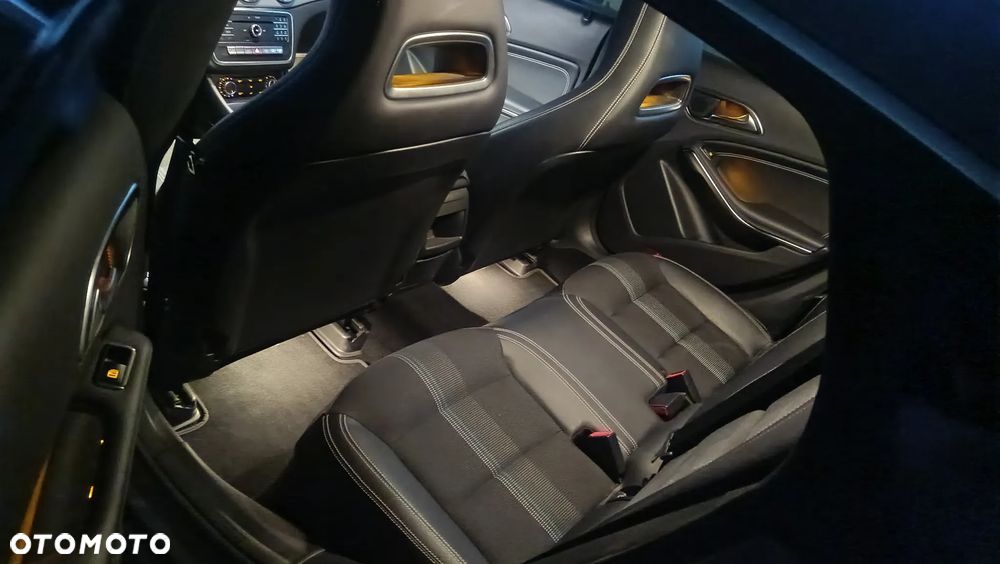 Mercedes-Benz CLA 180 7G-DCT UrbanStyle Edition - 17