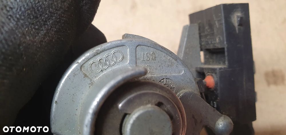 Wkładka zamka klapy bagażnika Audi A6 C6 8E0827573 - 6