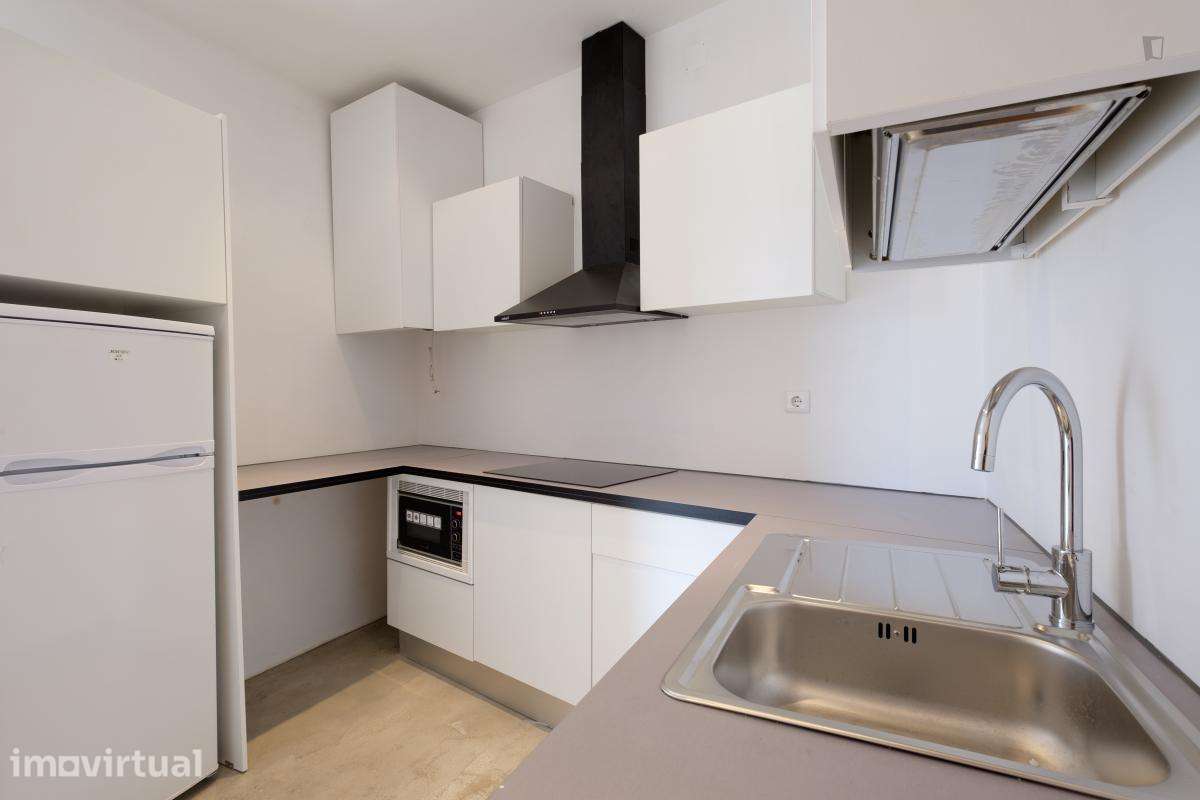 Quarto - localizado em Baixa Coimbra - Grande imagem: 3/13