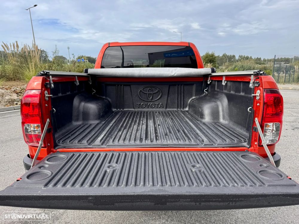 Toyota Hilux 2.4 D-4D 4WD Premium Edition - 15