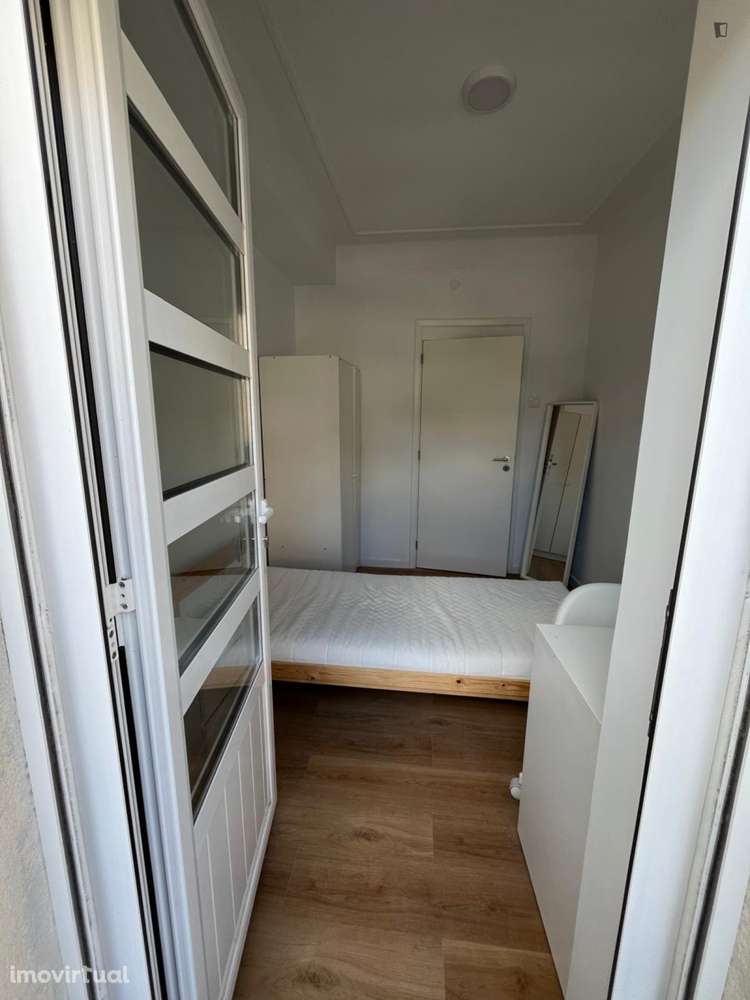 Quarto - localizado em Sé Porto - Grande imagem: 5/11