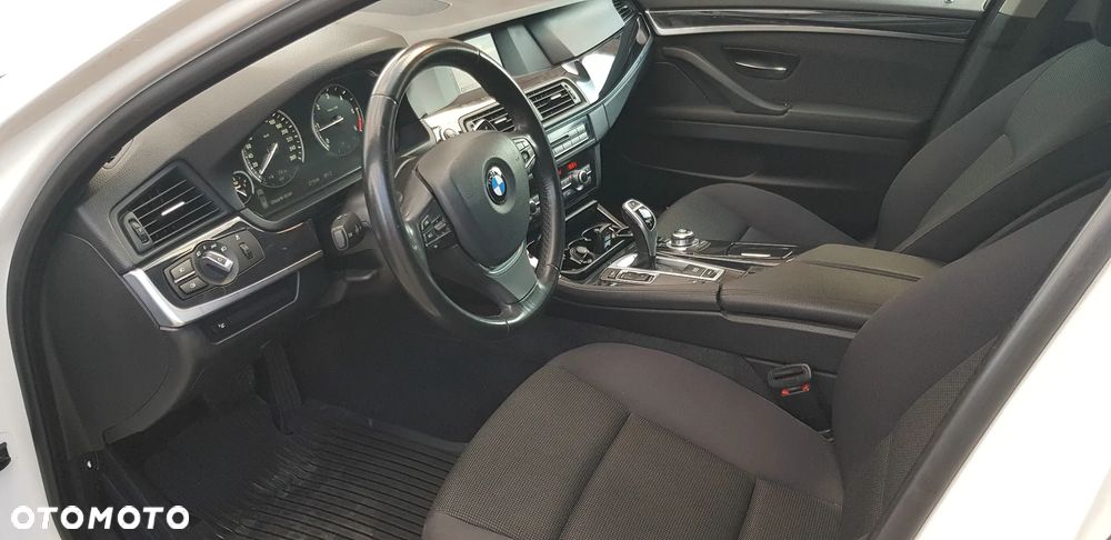 BMW Seria 5 525d xDrive - 10