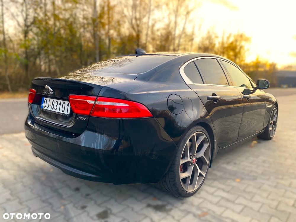 Jaguar XE 2.0 T Prestige - 5