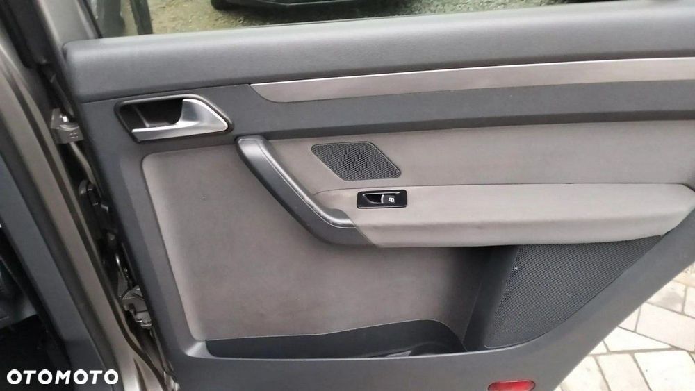 Volkswagen Touran 1.6 TDI DPF BlueMotion Technology STYLE - 26