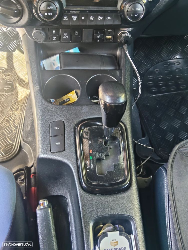 Toyota Hilux 2.8 D-4D 4WD Invincible TA - 4