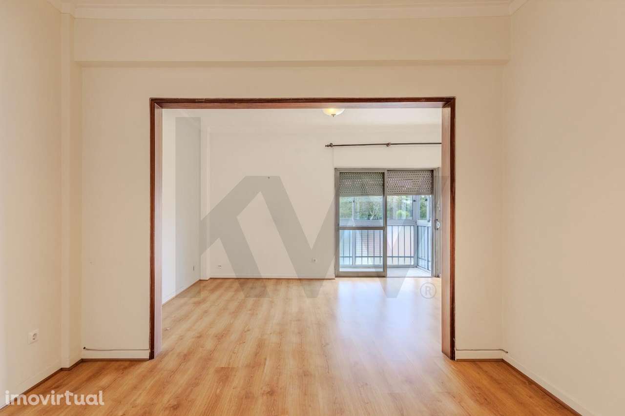 T2 no Centro de Carnaxide com Vista Desafogada e Excelente Potencial d - Grande imagem: 2/40