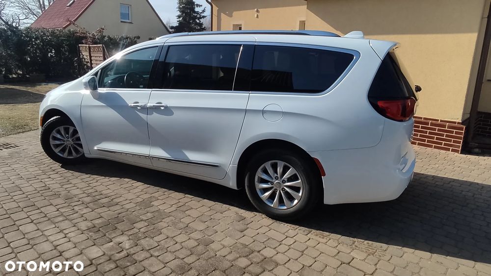 Chrysler Pacifica - 2