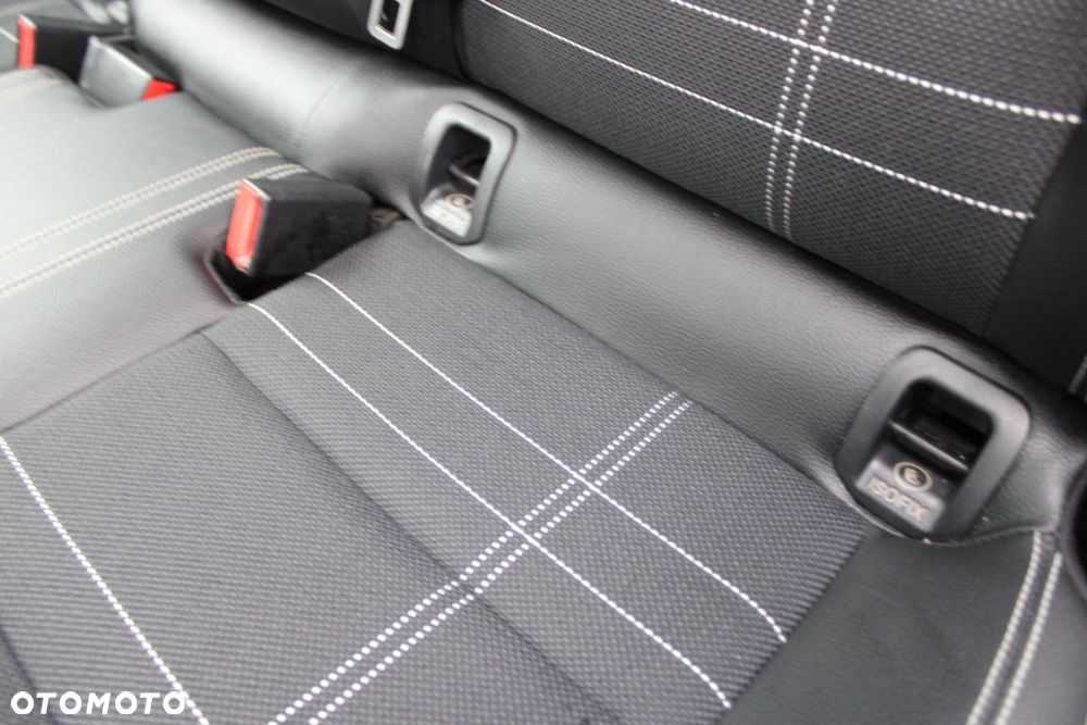 Mercedes-Benz GLA - 27