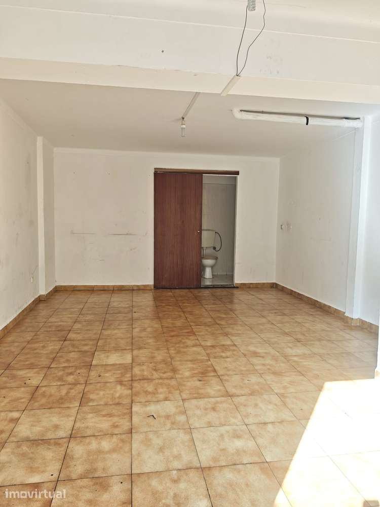 No Pinhal de Marrocos,  garagem com WC com saída para Rua - Grande imagem: 2/5