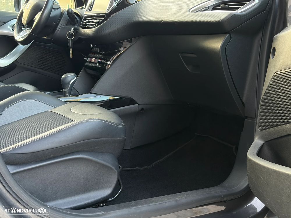 Peugeot 2008 1.2 PureTech Allure EAT6 - 25