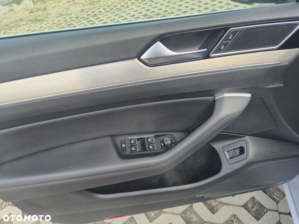Volkswagen Passat Variant 2.0 TDI (BlueMotion Technology) Highline - 16