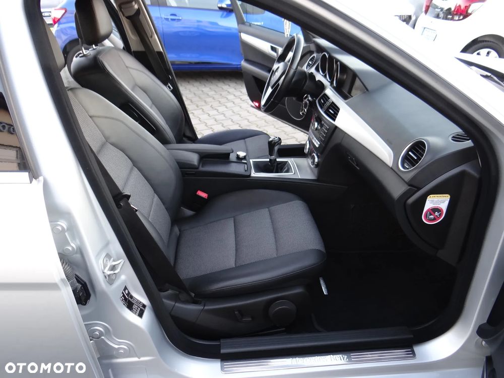 Mercedes-Benz Klasa C 180 CGI BlueEff Avantgarde - 28