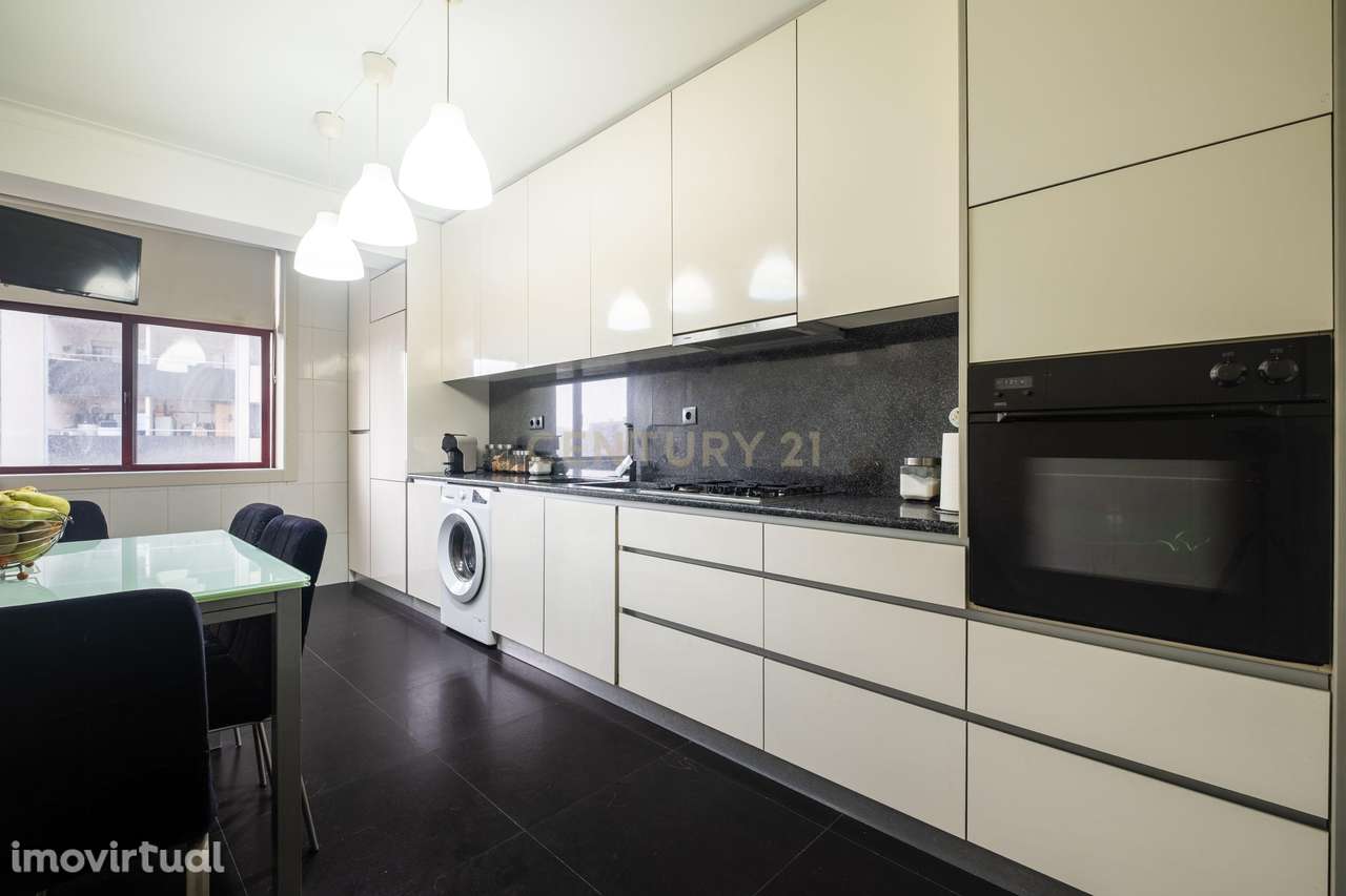 Apartamento T3 Renovado, com aquecimento central, varanda e lugar de g - Grande imagem: 3/31