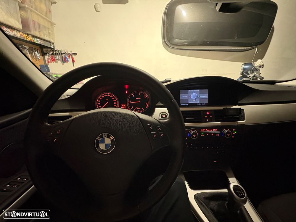 BMW 320 d Navigation Sport - 12