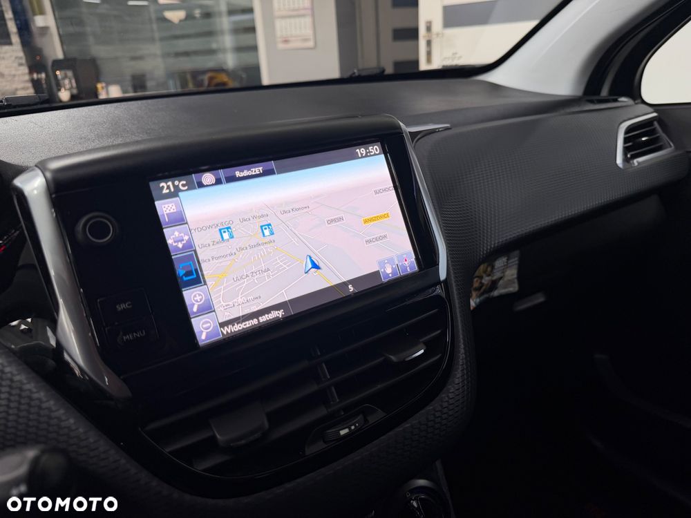 Peugeot 208 - 8