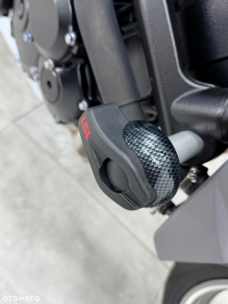 Suzuki GSR - 11