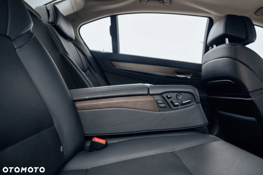 BMW Seria 7 750i L xDrive - 15