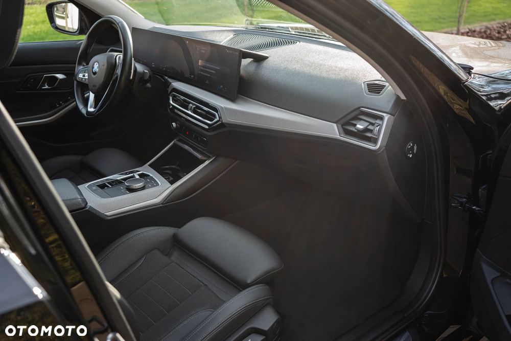 BMW Seria 3 330i xDrive - 10