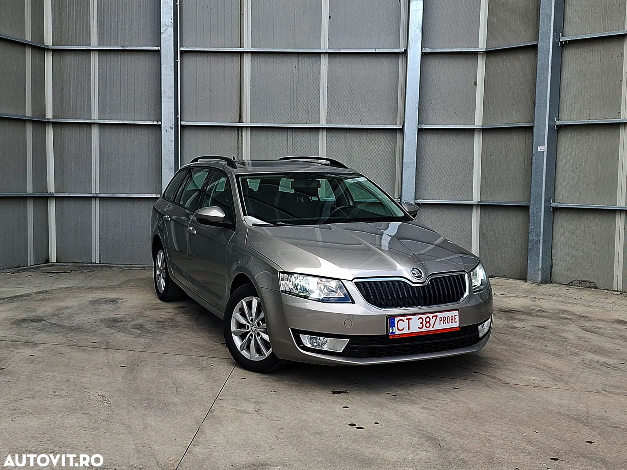 Skoda Octavia 1.6 TDI DSG Style - 1
