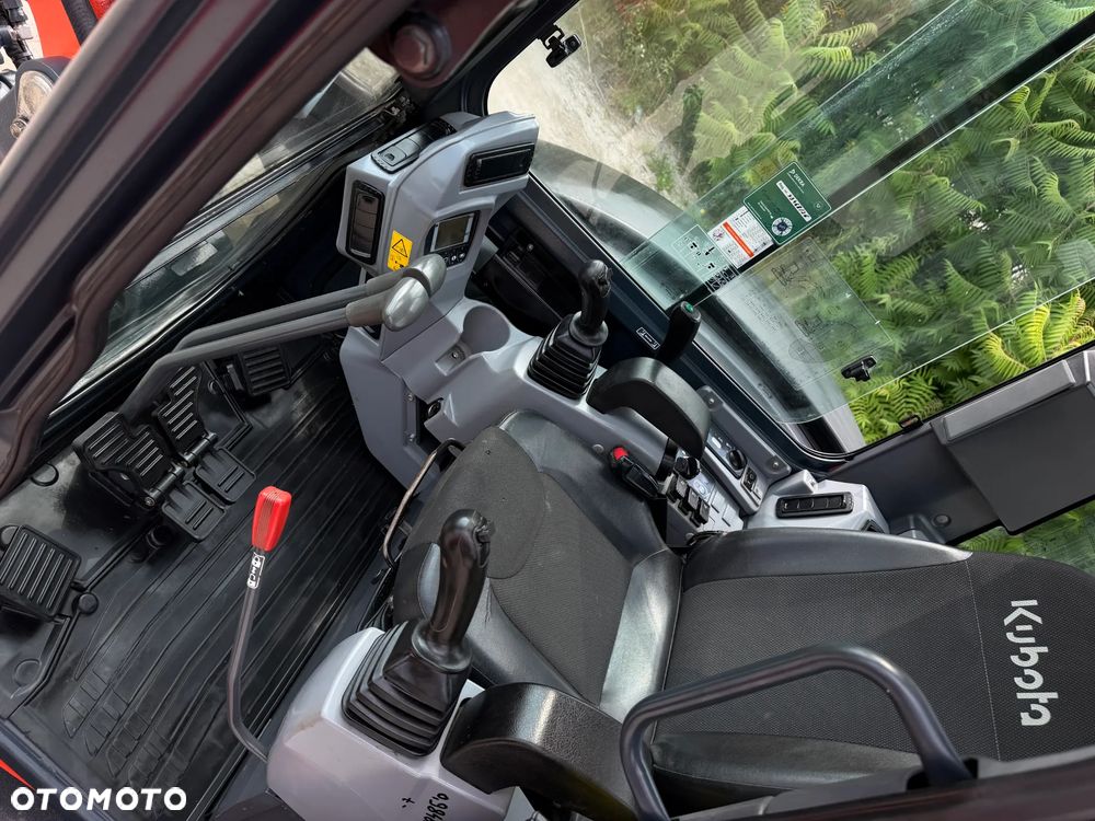 Kubota U55-4. koparka Gąsienicowa 5,5 tony. 2016 rok. 3700 mtg! KLIMATYZACJA. Długie ramie plus! 3sekcje Hydrauliczne. zamki na tłokach. Koparka Jak nówka sztuka. Zadbana zero zużycia. Z gospodarstwa Norweskiego. Zmiana łyżek Hydrauliczna. LENHOFF. Ani deka luzów wycieków. Szybka wolna jazda. Gąski perfekt stan. OKAZJA TANIO. Aktualna Dekra. Po serwisach eksploatacyjnych. Mocny silnik Kubota 4 cylindry! Zamki na tłokach. Nagłośnienie Wielka Okazja - 38